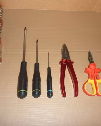 Pinza media e 3 giraviti USAG + forbice isolata