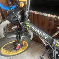 Bicicletta elettrica marca argento pieghevole