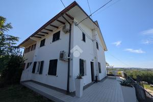 VILLA A SCHIERA A CORIANO