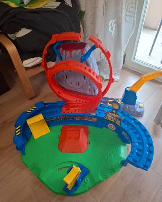 Pista hot wheels monster truck