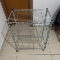 Carrello a tre piano con quattro ruote