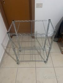 Carrello a tre piano con quattro ruote