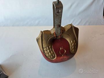 Antico battente da porta in legno e metallo