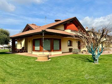 VILLA SINGOLA CON DEPENDANCE
