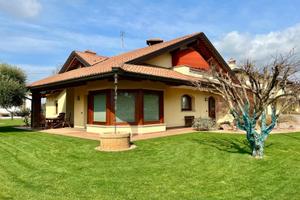 VILLA SINGOLA CON DEPENDANCE