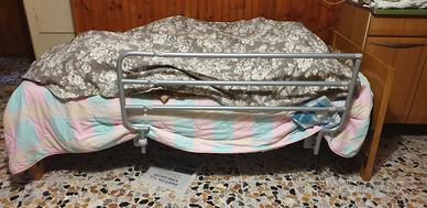 Letto con sponda pieghevole 