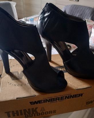 Décolleté/ Sabot, in pelle nera con tacco
