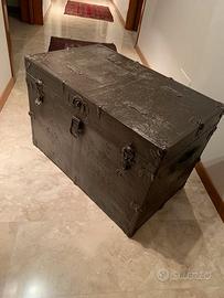 Baule in legno rivestito in ferro