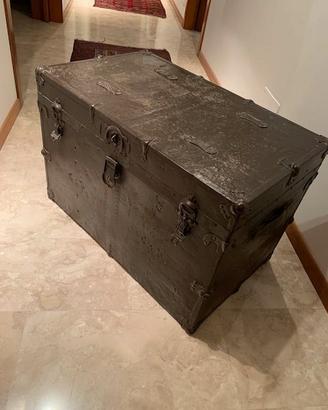 Baule in legno rivestito in ferro