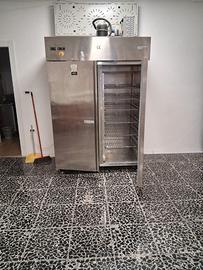 Cella frigo, termosiggillatrice e 2 banchi frigo