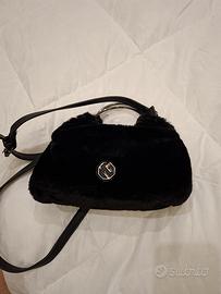 borsetta in pelliccia ecologica.