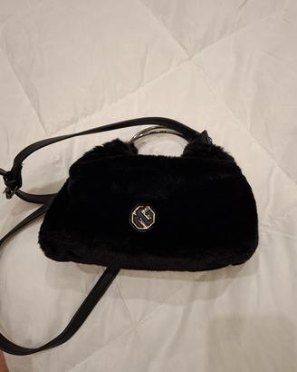 borsetta in pelliccia ecologica.