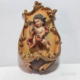 Acquasantiera in resina raffigurante putto 