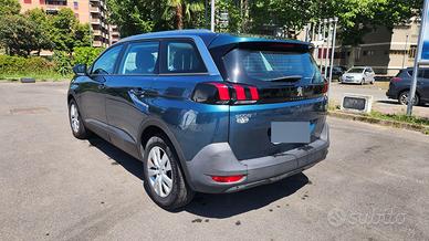 Peugeot 5008 con pochi km...