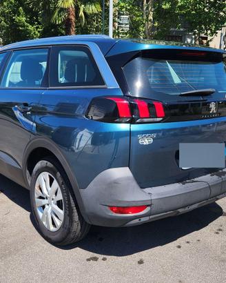 Peugeot 5008 con pochi km...