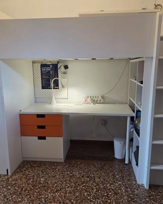 Letto a soppalco con scaffale e scrivania di Ikea