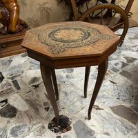 Tavolinetto antico con carillon