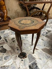 Tavolinetto antico con carillon