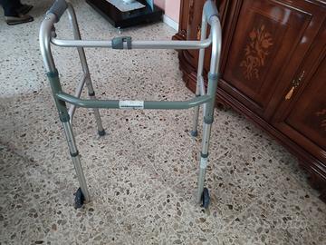 carrello per anziani e alzatina per water