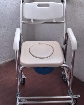 Sedia a rotelle per anziani “comoda”