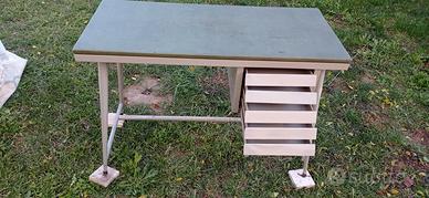 Scrivania vintage anni 50 con cassetti e sedia