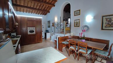 Casa singola con appartamento e locale commerciale