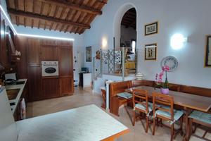 Casa singola con appartamento e locale commerciale