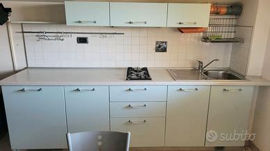 Cucina completa con frigorifero, tavolo e 4 sedie