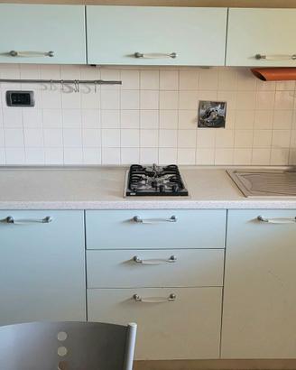 Cucina completa con frigorifero, tavolo e 4 sedie