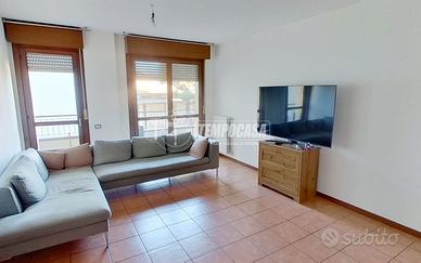 Ampio appartamento con balcone