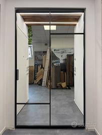 Porta in vetro con apertura a bilico