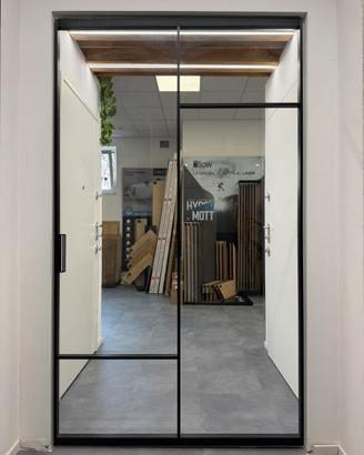 Porta in vetro con apertura a bilico