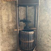 Torchio antico in ghisa e legno per vino