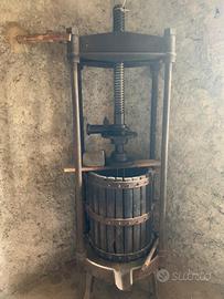 Torchio antico in ghisa e legno per vino