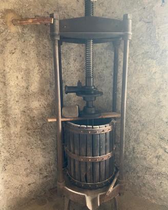 Torchio antico in ghisa e legno per vino