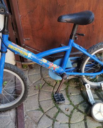 Bicicletta blu per bambino con rotelle incluse