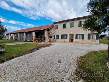 Casale con circa 2300 mq di giardino