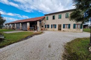 Casale con circa 2300 mq di giardino