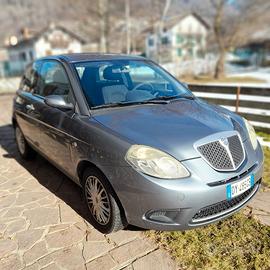 Lancia Ypsilon tenuta molto bene