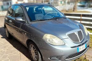 Lancia Ypsilon tenuta molto bene
