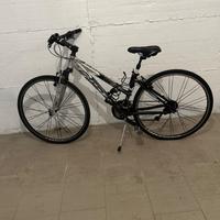 Bici  da corsa  con gomme da sostituire