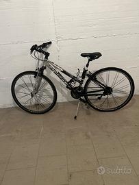 Bici  da corsa  con gomme da sostituire