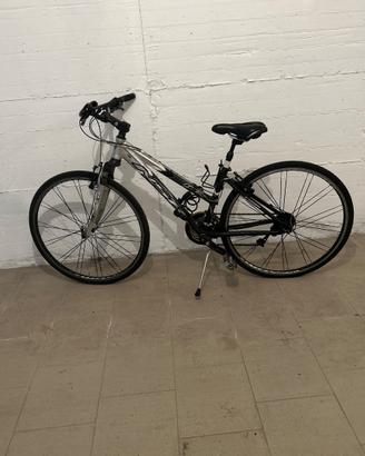 Bici  da corsa  con gomme da sostituire