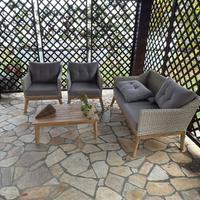 Tavolo sedie e divano da esterno