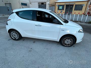 Lancia Ypsilon 1.2 b 8v km 25000 accetto permute