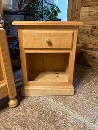 Comodino in legno di abete