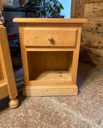 Comodino in legno di abete