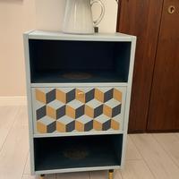 Mobiletto dipinto a mano