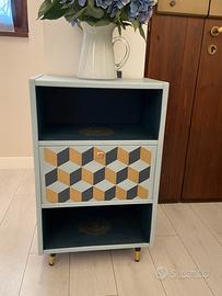 Mobiletto dipinto a mano