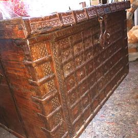 Antico baule in legno massello lavorato – frontale
